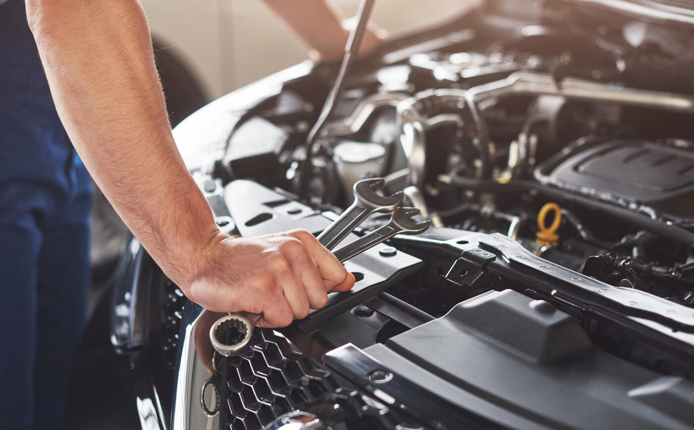 Mechaniker bei der Arbeit am Motor