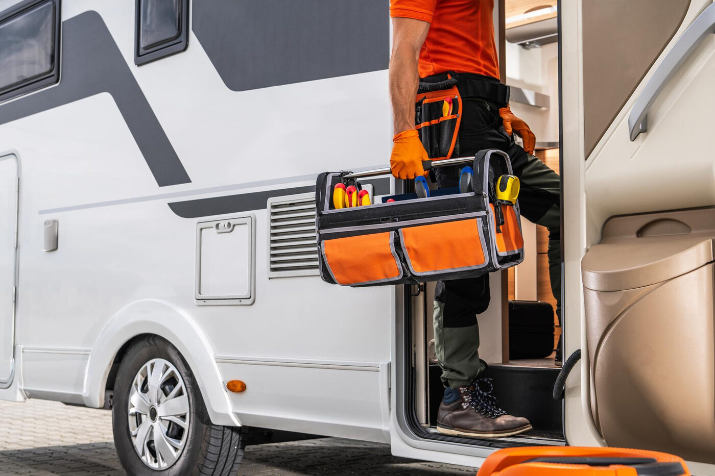 Techniker mit Werkzeugkoffer am Wohnmobil
